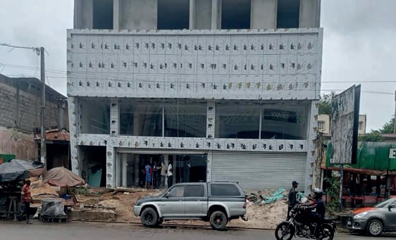Finition d'un immeuble en alucobond — Yopougon Maroc (vue 1)